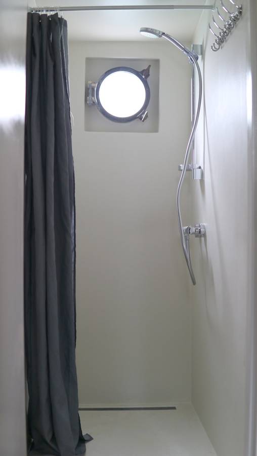 Douche met patrijspoort op de Pouwel Jonas
