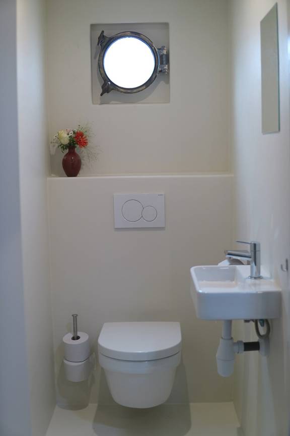 Toilet met wastafel aan boord van de Pouwel Jonas