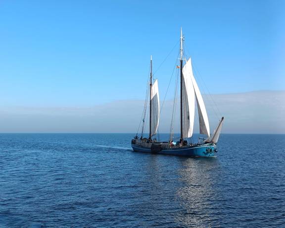 Pouwel Jonas zeilt op kalm blauw water