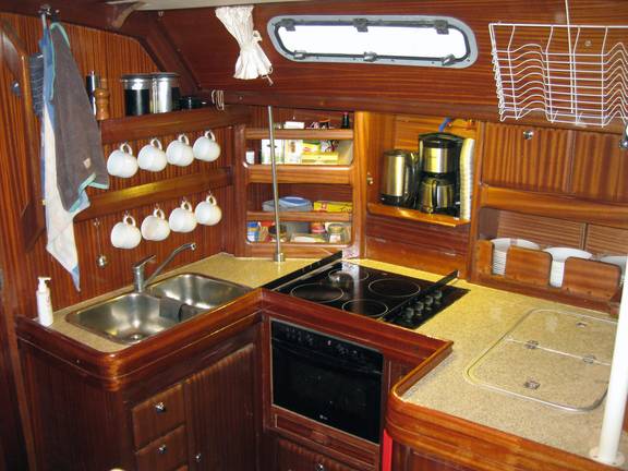 BootBootBoot Sailing Yacht Cherokee Kombuis