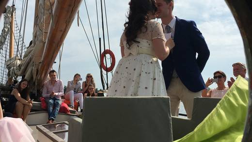 Bruidspaar aan dek van de Selene tijdens hun bruiloft