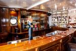 Houten bar in de salon van de Simmer fan Fryslân