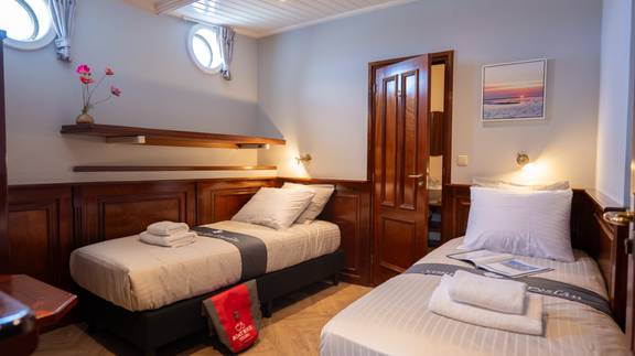 Tweepersoonshut met losse bedden en eigen badkamer op de Simmer fan Fryslân