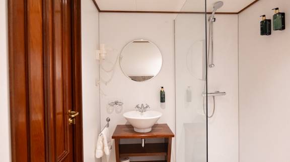 Badkamer met douche en wastafel op de Simmer fan Fryslân