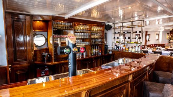 Houten bar in de salon van de Simmer fan Fryslân