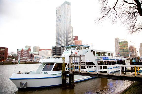 Partyboot Smaragd 1 afgemeerd aan de kade in Rotterdam