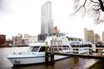 Partyboot Smaragd 1 afgemeerd aan de kade in Rotterdam