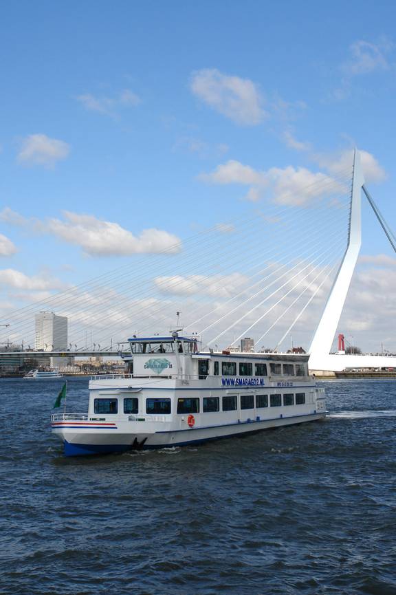 Partyboot Smaragd 2 vaart langs de Erasmusbrug in Rotterdam
