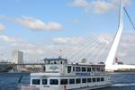Partyboot Smaragd 2 vaart langs de Erasmusbrug in Rotterdam