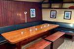 Eethoek met houten tafel en banken in de Spartivento