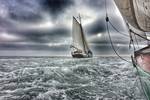 Spartivento onder zeil op golvend water onder donkere wolken