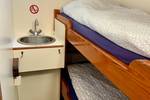 Hut met stapelbed en wastafel op de Spartivento