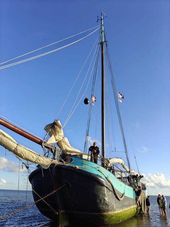 Spartivento drooggevallen op het Wad, gezien vanaf de boeg