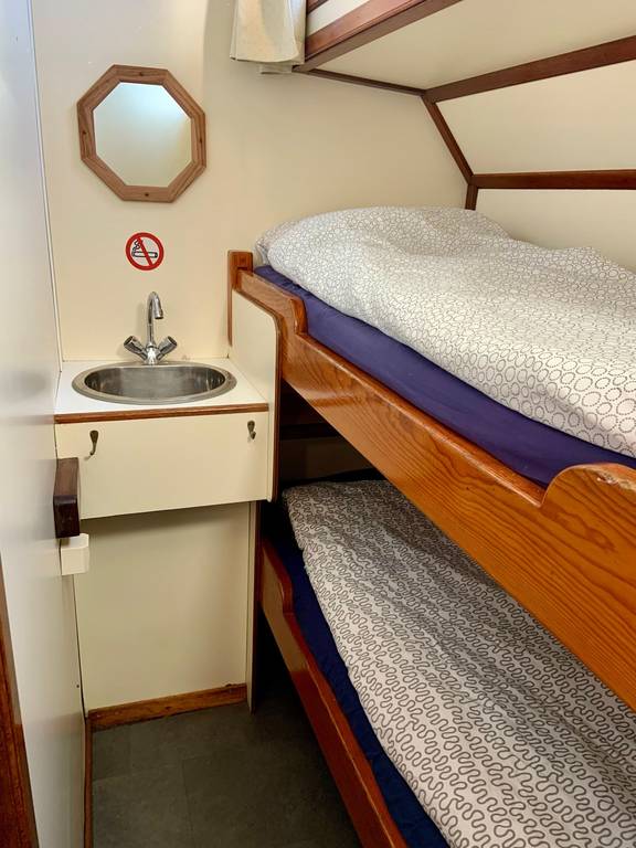 Hut met stapelbed en wastafel op de Spartivento