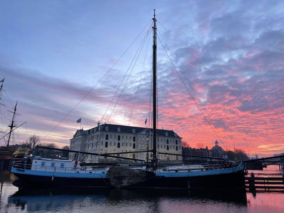 Spartivento afgemeerd bij een roze avondlucht