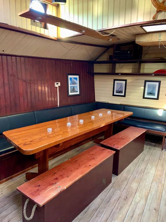 Eethoek met houten tafel en banken in de Spartivento