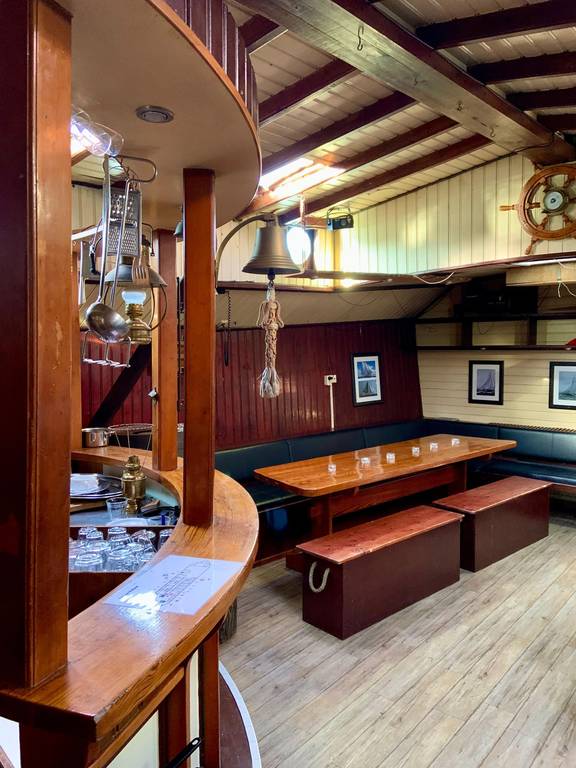 Salon van de Spartivento met bar en eettafel