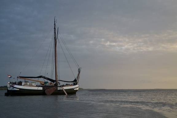 Tjalk Spes Mea op de Waddenzee tijdens droogvallen