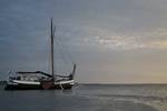 Tjalk Spes Mea op de Waddenzee tijdens droogvallen