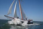 Spes Mea zeilt door de golven met opspattend boegwater
