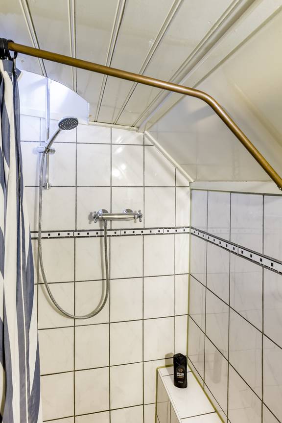 Betegelde douche aan boord van de Spes Mea