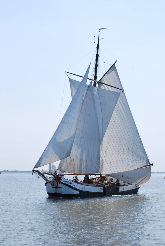 Tjalk Spes Mea onder witte zeilen op het water
