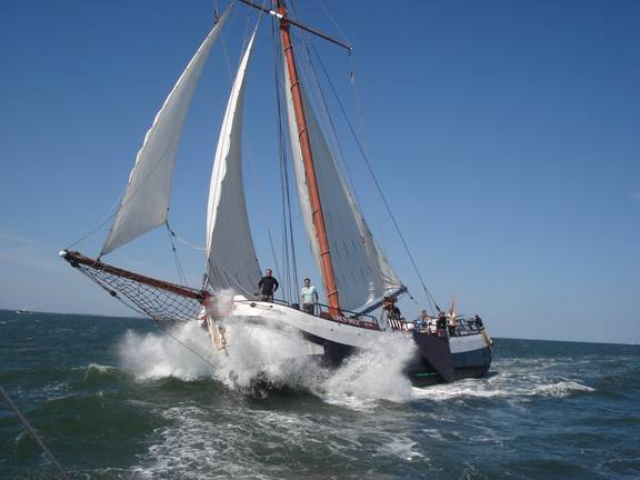 Spes Mea zeilt door de golven met opspattend boegwater