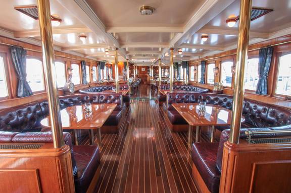Salon van stoomschip Succes met tafels en stoelen