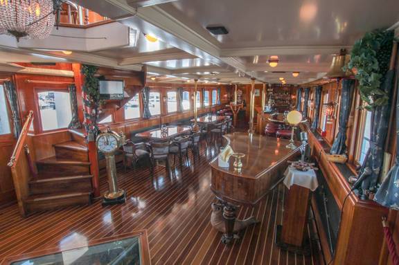 Salon van stoomschip Succes met tafels en stoelen