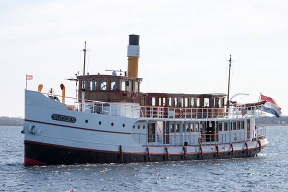 Stoomschip Succes vanaf de boeg gezien