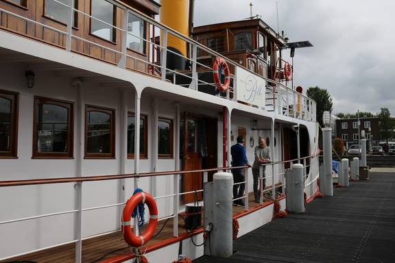 Buitendek langs de salon van stoomschip Succes