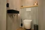 Toilet met zwarte wastafel aan boord van de Summertime