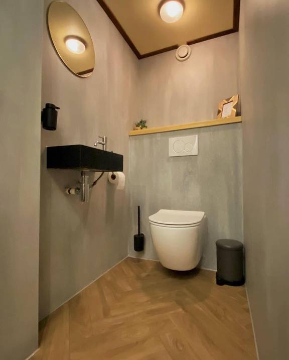 Toilet met zwarte wastafel aan boord van de Summertime