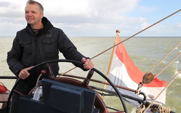 Man aan het roer van de Sybaris