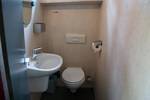 Toilet en wastafel in de badkamer van de Sybaris