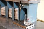Biertap en servies in de kombuis van de Sybaris