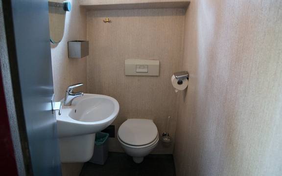 Toilet en wastafel in de badkamer van de Sybaris