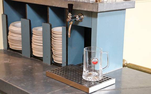Biertap en servies in de kombuis van de Sybaris