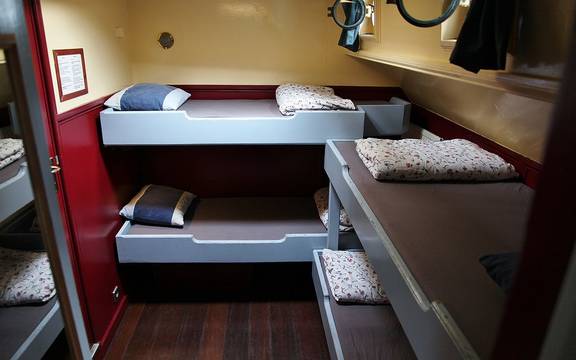 Hut met stapelbedden en houten vloer op de Sybaris