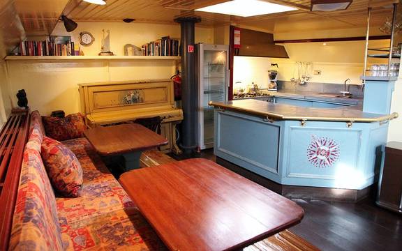 Zithoek naast de lichtblauwe kombuis van de Sybaris