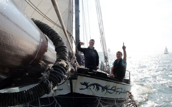 Uitzicht vanuit het kluivernet op de boeg van de Sybaris