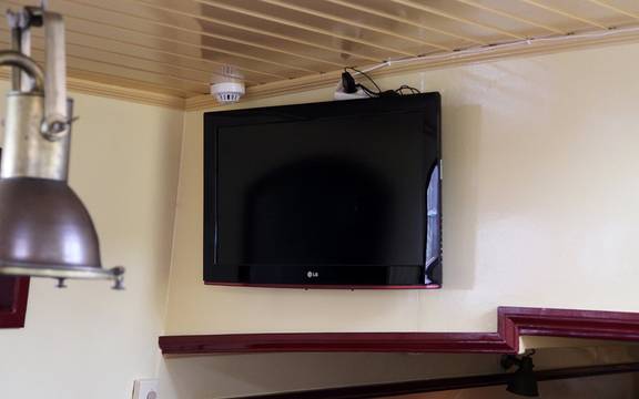 Televisie aan de wand in de salon van de Sybaris