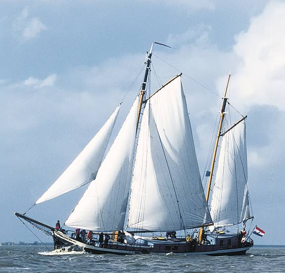 Klipper Sybaris onder volle witte zeilen, van opzij gezien