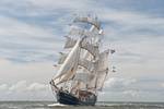 Driemaster Thalassa onder zeil, gezien vanaf de boeg