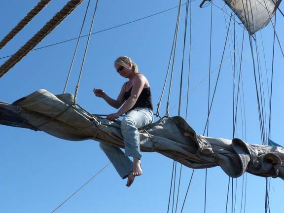 Zeiler zit op de giek van de Thalassa