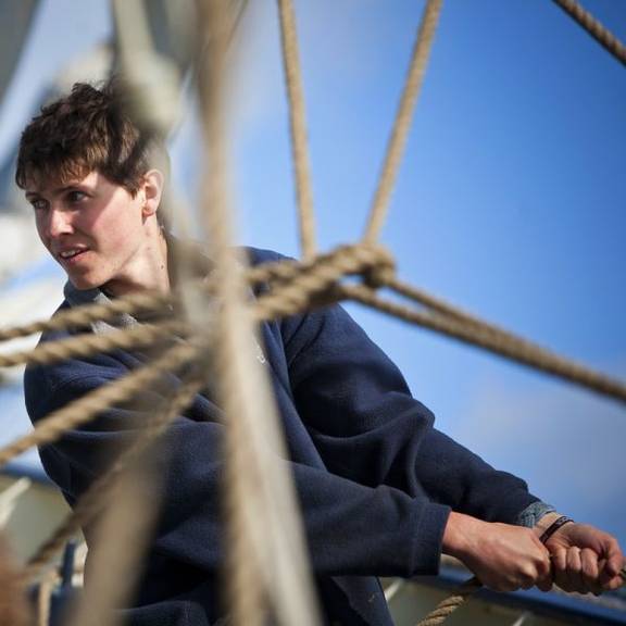 Zeiler bedient een lijn aan boord van de Thalassa
