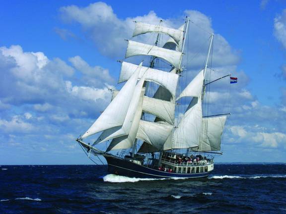 Tall ship Thalassa onder volle zeilen op zee