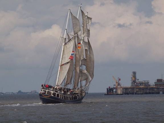 Thalassa onder zeil, gezien vanaf de achterzijde