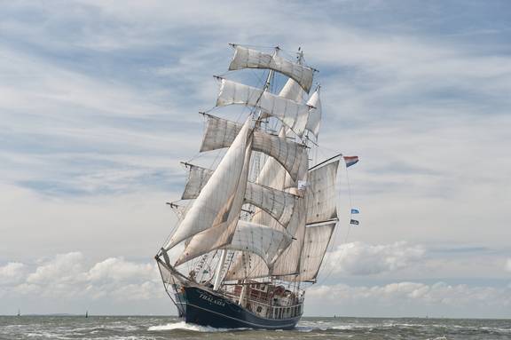 Driemaster Thalassa onder zeil, gezien vanaf de boeg