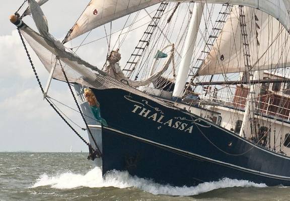 Boeg van de Thalassa tijdens het zeilen